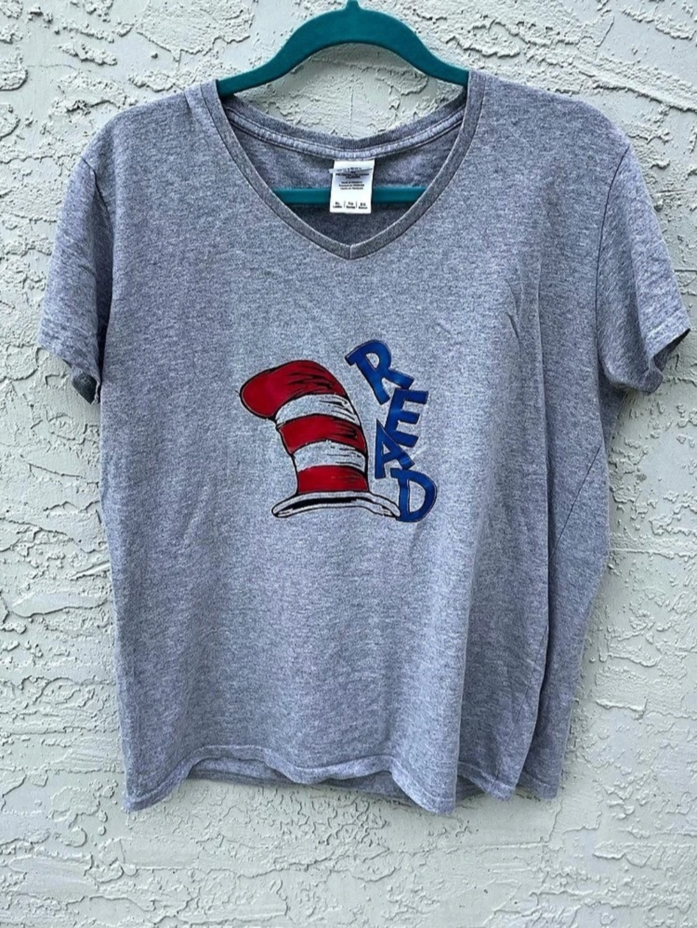 Dr. Seuss Read T-shirt. Gildan Red Graphic V-Neck Tee Gray XL
